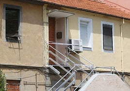 Imagen de archivo de la entrada de una vivienda que ha sido precintada debido a los intentos de ocupación ilegal.