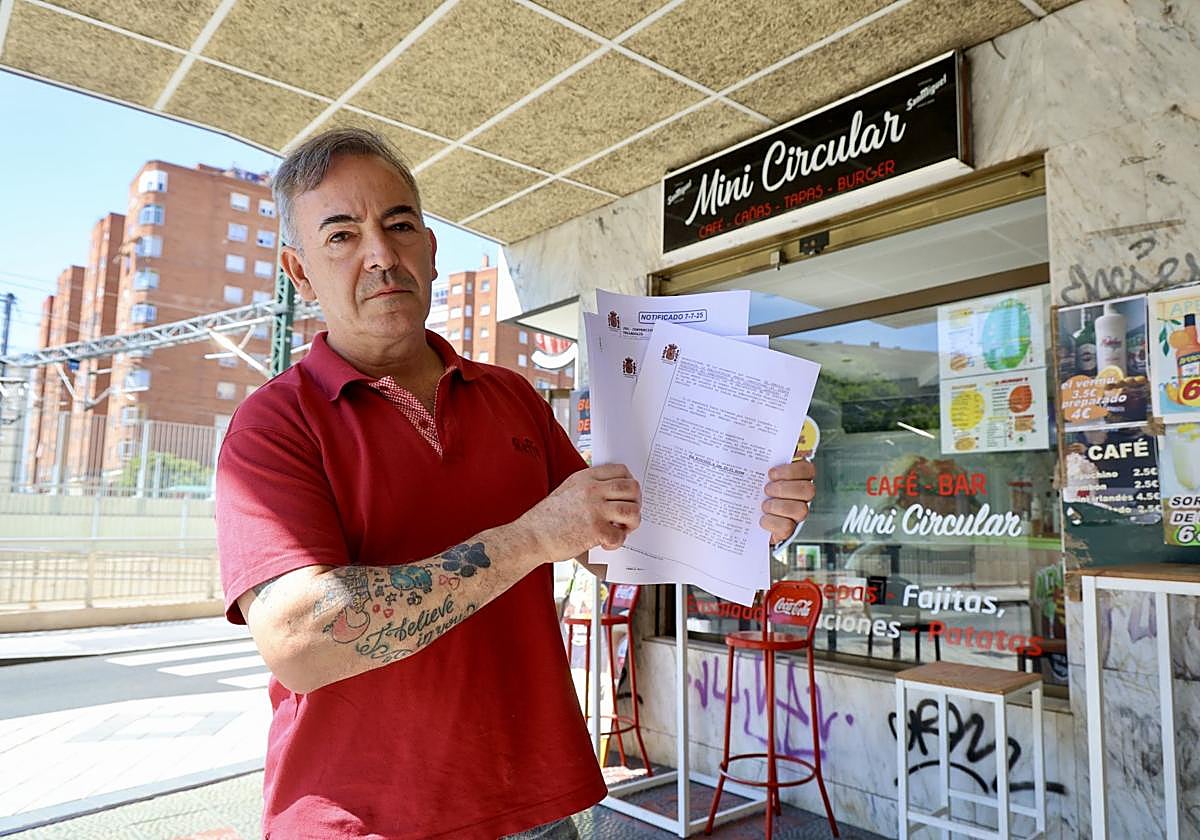 Miguel Asensio en el exterior de su establecimiento situado en la esquina de las calles Estación y Padre Claret.