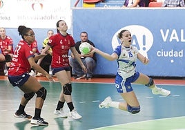 Naroa se lanza para anotar, en el choque ante Porriño