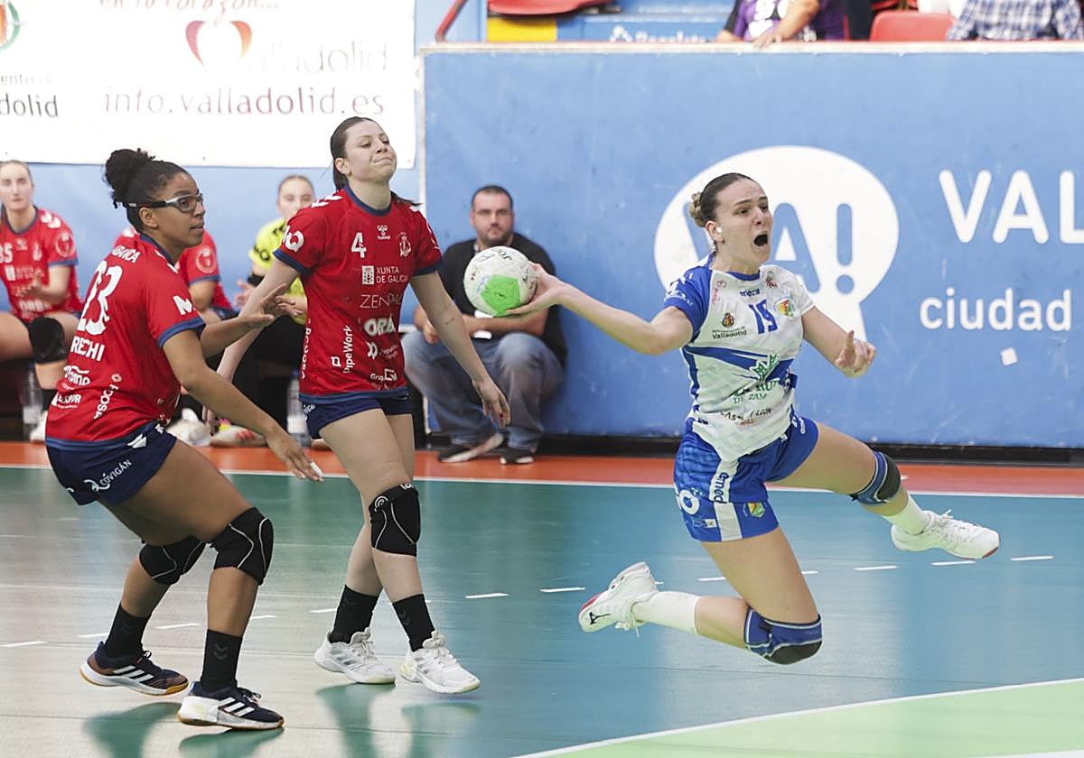 Naroa se lanza para anotar, en el choque ante Porriño