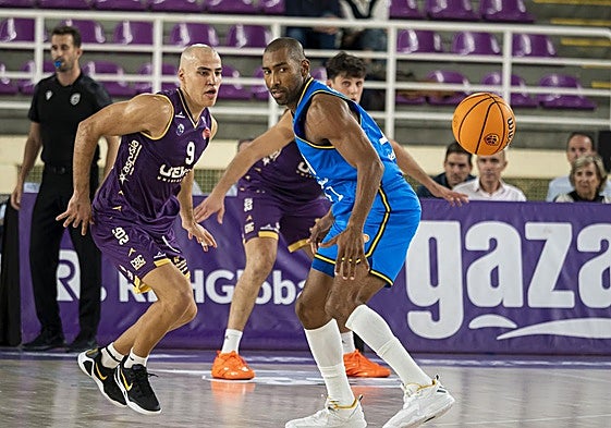 Isern, pendiente de la pelota, en presencia de Granger, del Estudiantes, el pasado martes.