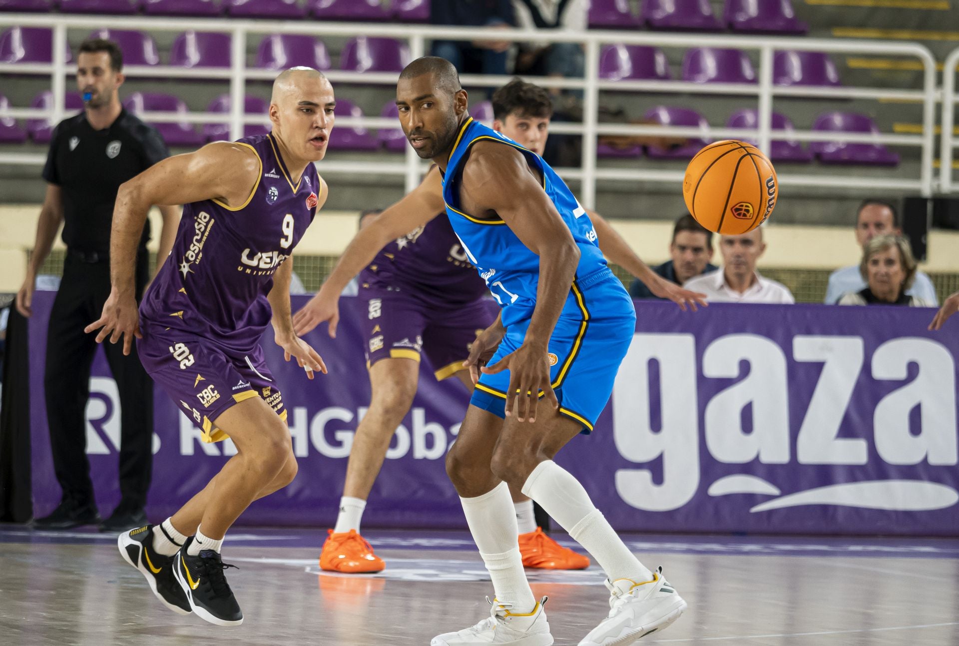 Isern, pendiente de la pelota, en presencia de Granger, del Estudiantes, el pasado martes.