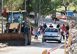 Un coche baja la rampa de acceso al colegio Narciso Alonso Cortés, donde también circulan vehículos.