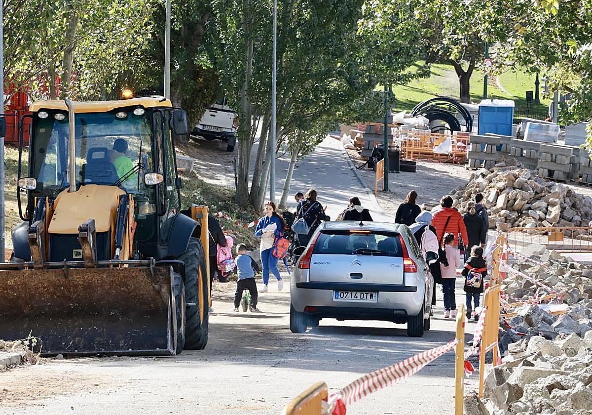 Un coche baja la rampa de acceso al colegio Narciso Alonso Cortés, donde también circulan vehículos.