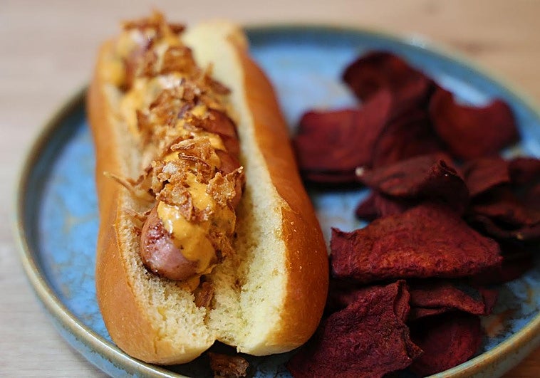 Perrito brioche con patatas de remolacha en el bar Marconi.
