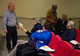 Varios vecinos conversan al inicio de la reunión en el Ceas de La Puebla.