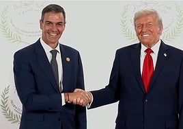 Pedro Sánchez estrecha la mano de Donald Trump, el día 14 en Egipto.