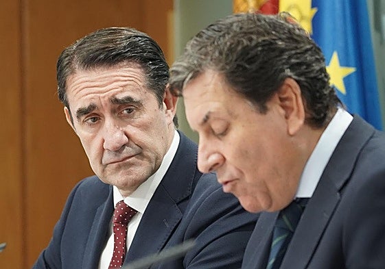 El consejero de Medio Ambiente, Juan Carlos Suárez-Quiñones (izquierda), y el portavoz de la Junta, Carlos Fernández Carriedo, este jueves en rueda de prensa.