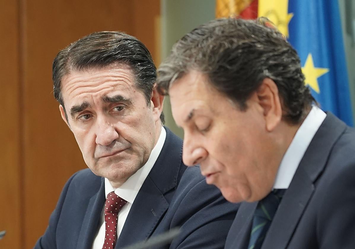 El consejero de Medio Ambiente, Juan Carlos Suárez-Quiñones (izquierda), y el portavoz de la Junta, Carlos Fernández Carriedo, este jueves en rueda de prensa.