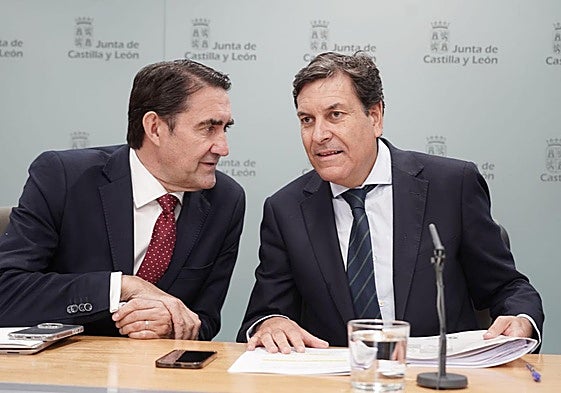 El consejero de Medio Ambiente, Juan Carlos Suárez-Quiñones (izquierda), charla con el portavoz de la Junta, Carlos Fernández Carriedo, este jueves en la rueda de prensa posterior al Consejo de Gobierno.