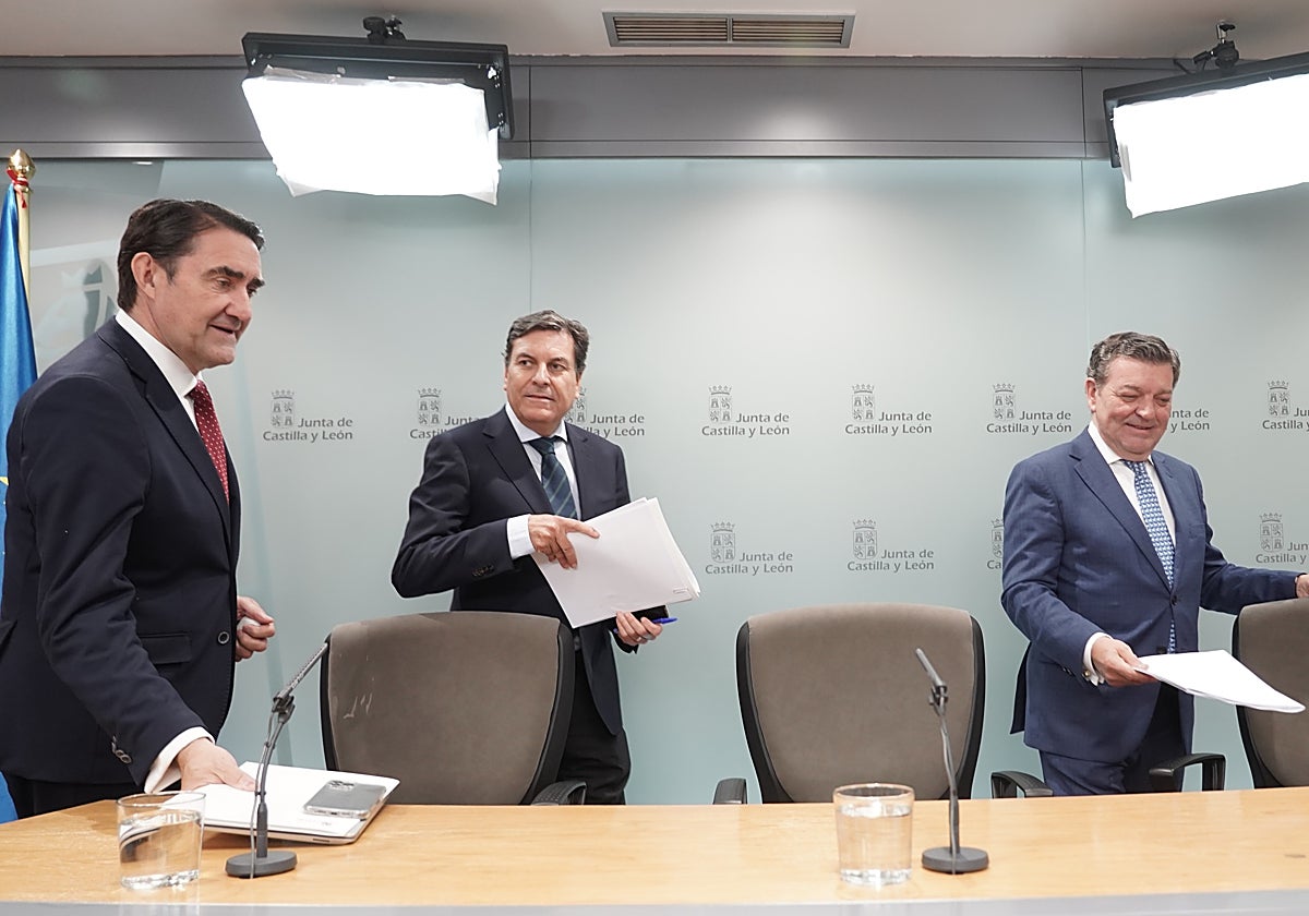 Carlos Fernández Carriedo, entre Suárez Quiñones (i) y González Gago.