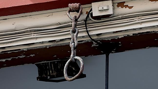 Una argolla cuelga de los soportales de una céntrica plaza de Valladolid justo en el lugar donde, según cuenta la leyenda, colgaron la cabeza de don Álvaro de Luna, valido de Juan II de Castilla. Esta argolla está en...