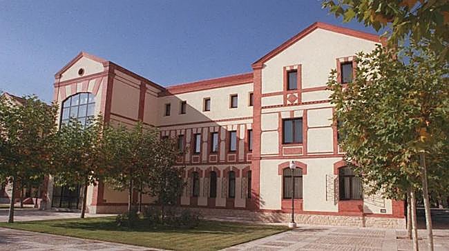 Entre los muros del viejo colegio de la Asunción, hoy sede del Gobierno autonómico, se dice que habita el fantasma de...