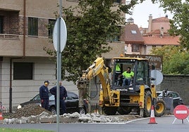 Operarios trabajan en la localización de la avería.
