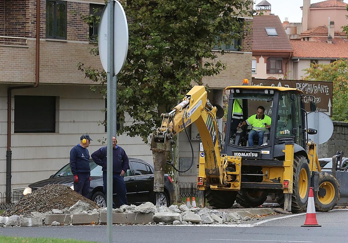 Operarios trabajan en la localización de la avería.