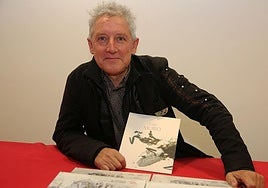 Luis Moro, ayer, con el catálogo.