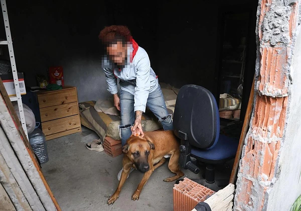 Ismael Trinidad, en mayo de 2025, en la casa okupada de Domingo Martínez.