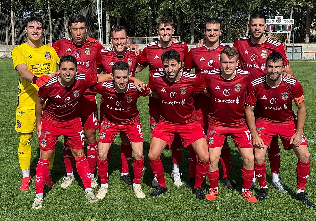Los jugadores del Turégano posan antes de un partido.