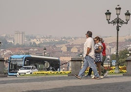 Varias personas pasean por la ciudad durante un episodio de contaminación del aire por el humo de incendios.