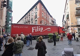 Camión atascado en la calle Platerías.