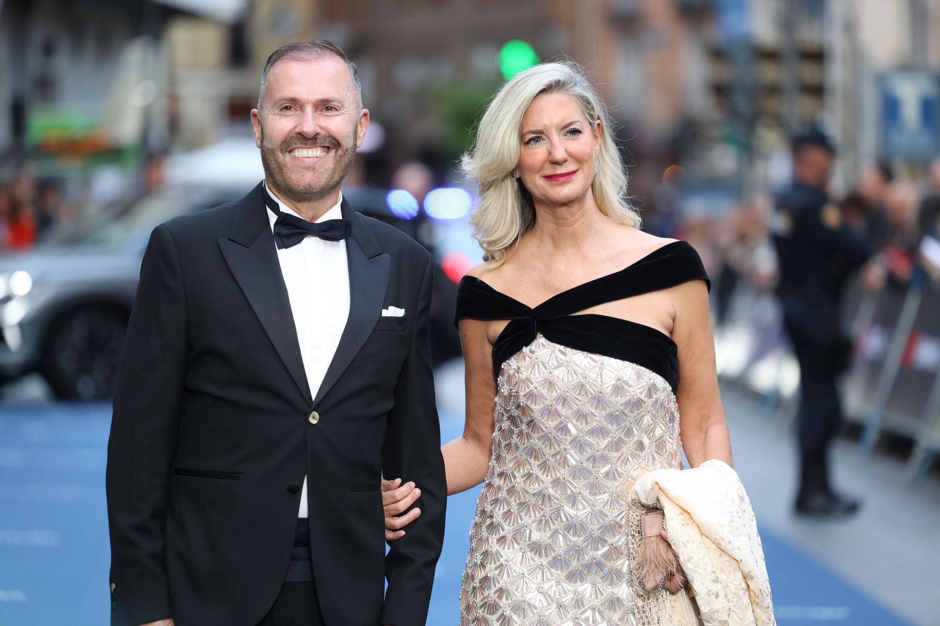 Irene Carvajal, teniente de alcalde y concejala de Educación y Cultura en el Ayuntamiento de Valladolid, junto a su acompañante.