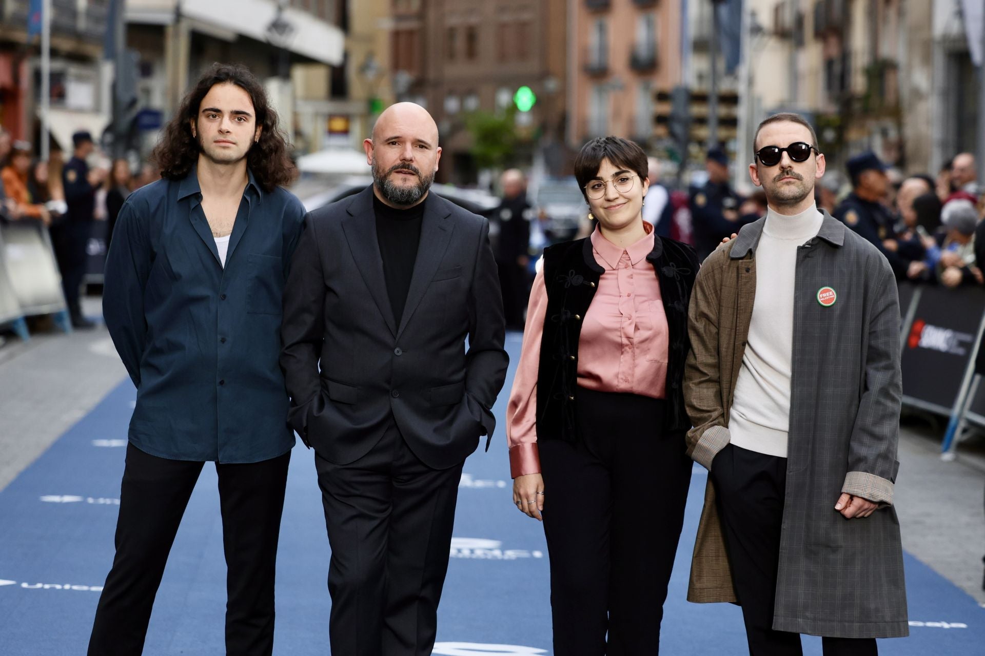 El Niño de Elche (segundo por la izquierda) y Erik Urano (a la derecha de la foto).