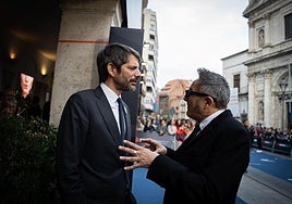 El ministro de Cultura, Ernest Urtasun, charla con el director de la Seminci, José Luis Cienfuegos, a la entrada del Teatro Calderón minutos antes de la inauguración del festival.
