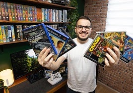 David Pintado (Retropaint), en su estudio mostrando algunos de sus videojuegos.