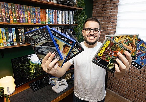 David Pintado (Retropaint), en su estudio mostrando algunos de sus videojuegos.