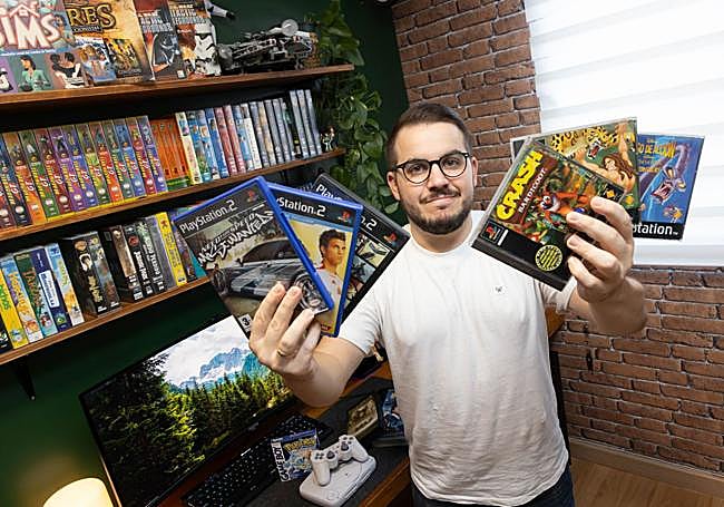 David Pintado (Retropaint), en su estudio mostrando algunos de sus videojuegos.