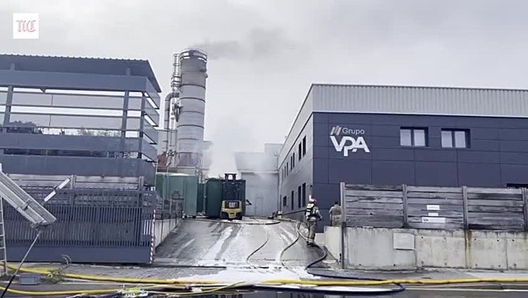 El fuego en un silo de madera en Valladolid obliga a actuar a los servicios de emergencia