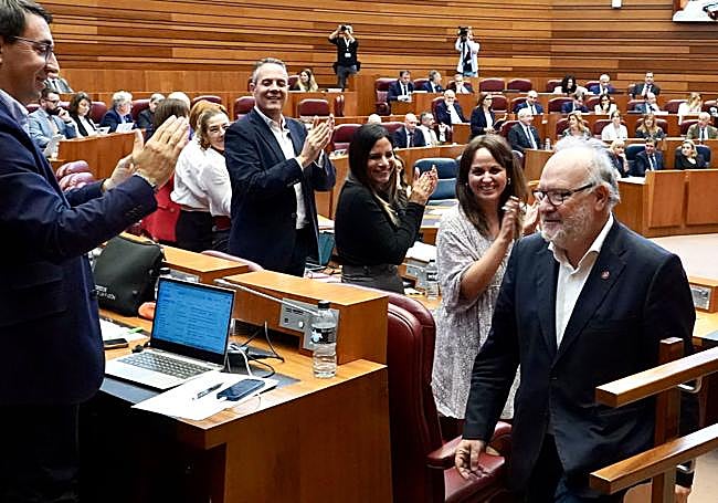 Parlamentarios socialistas despedían el miércoles entre aplausos a José Francisco Martín, veterano del hemiciclo autonómico y que oficializó que está a punto de cerrar etapa tras el debate sobre el techo de gasto.