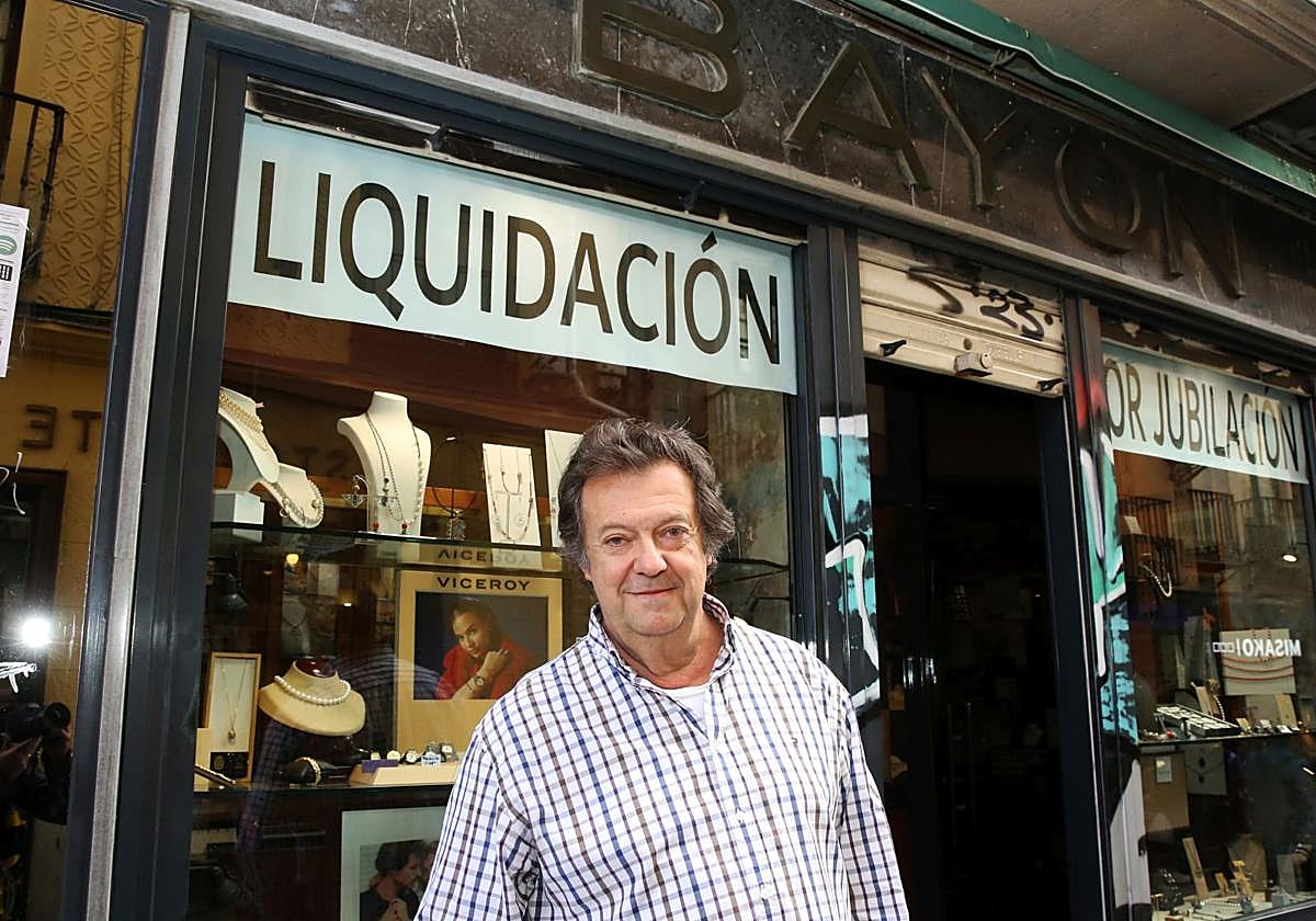 Juan Carlos, delante de su establecimiento de la Calle Real.