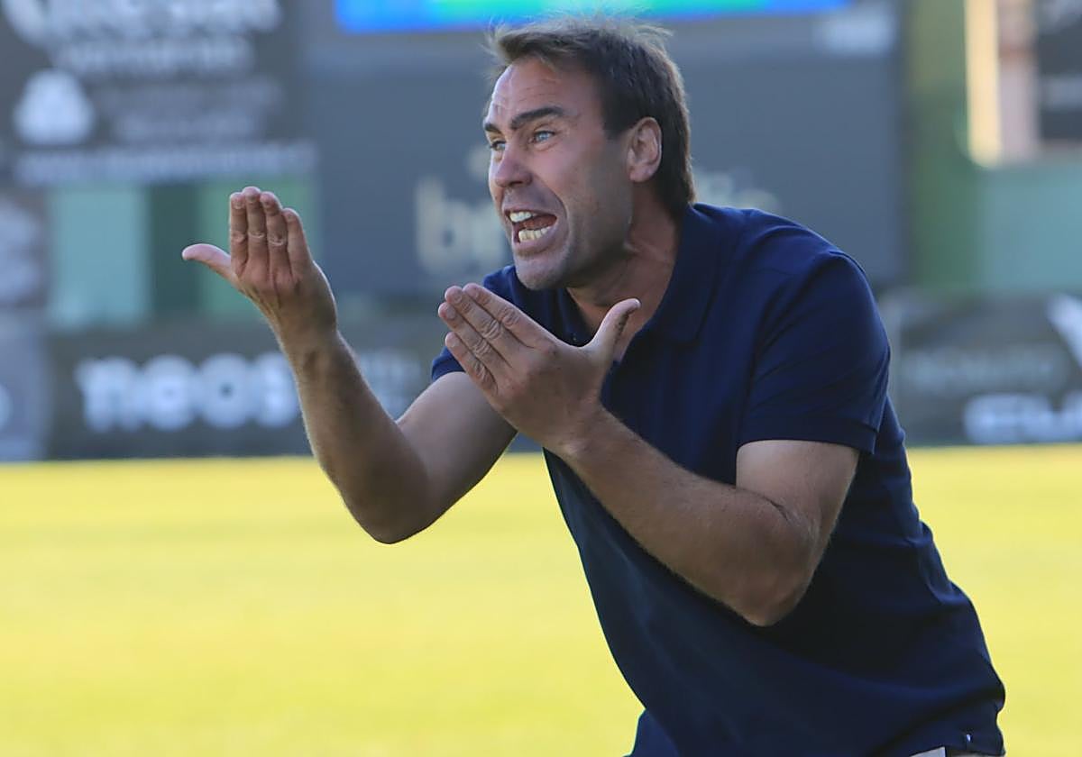 El entrenador de la Segoviana, durante un partido.