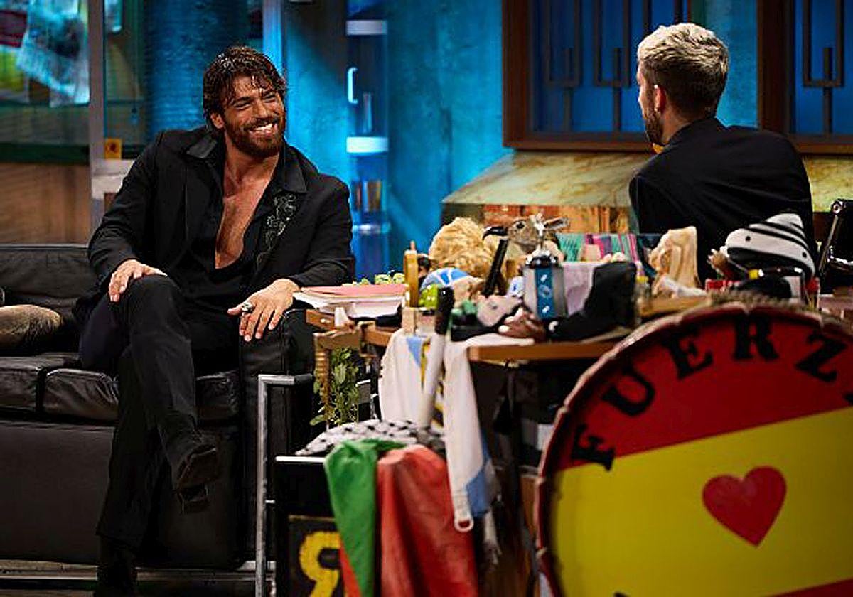 Can Yaman con David Broncano, en 'La Revuelta'.