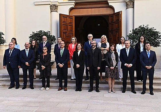 Foto de familia este viernes antes del Consejo Interterritorial del Sistema Nacional de Salud, con la ministra de Sanidad, Mónica García, al frente.