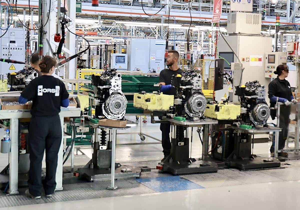 Imagen principal - Líneas de trabajo en la planta vallisoletana de Motores de Horse y los firmantes del primer convenio colectivo de la compañía.