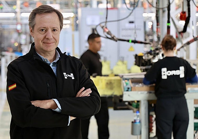 Alberto de los Ojos ante una línea de la factoría de Motores de Horse en Valladolid.