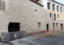 Vallado del edificio.