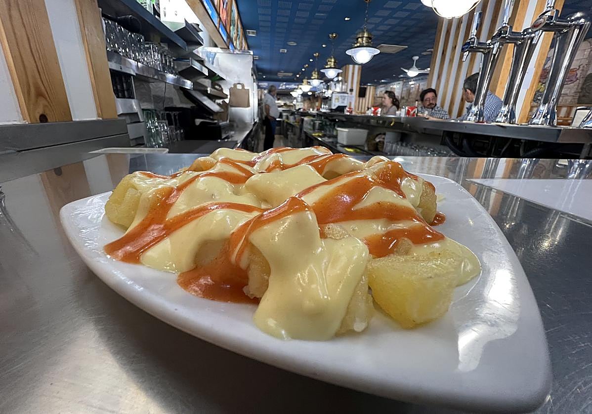 Imagen principal - Patatas bravas de La Mejillonera y los pinchos 'Tigretostón' y 'Café, copa y puro' de Los Zagales.
