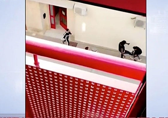 Momento en el que el okupa le da una patada al cámara.