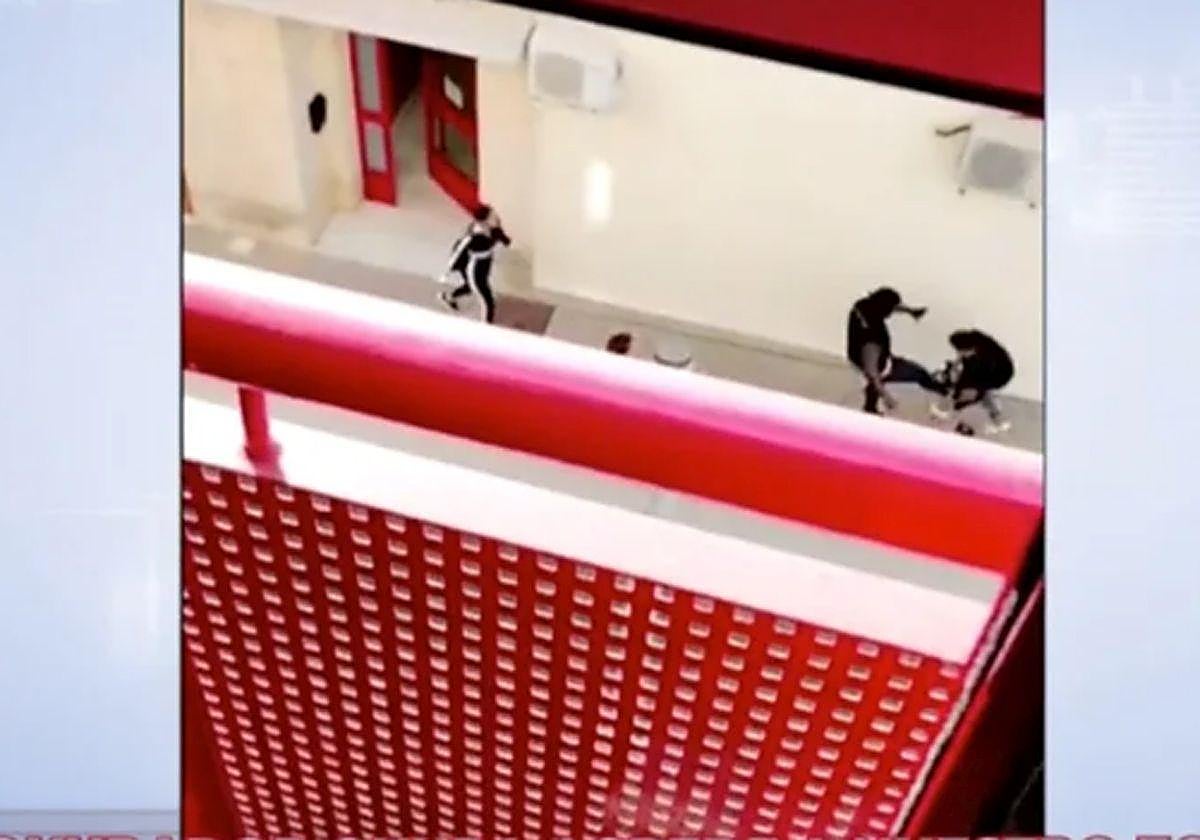 Momento en el que el okupa le da una patada al cámara.