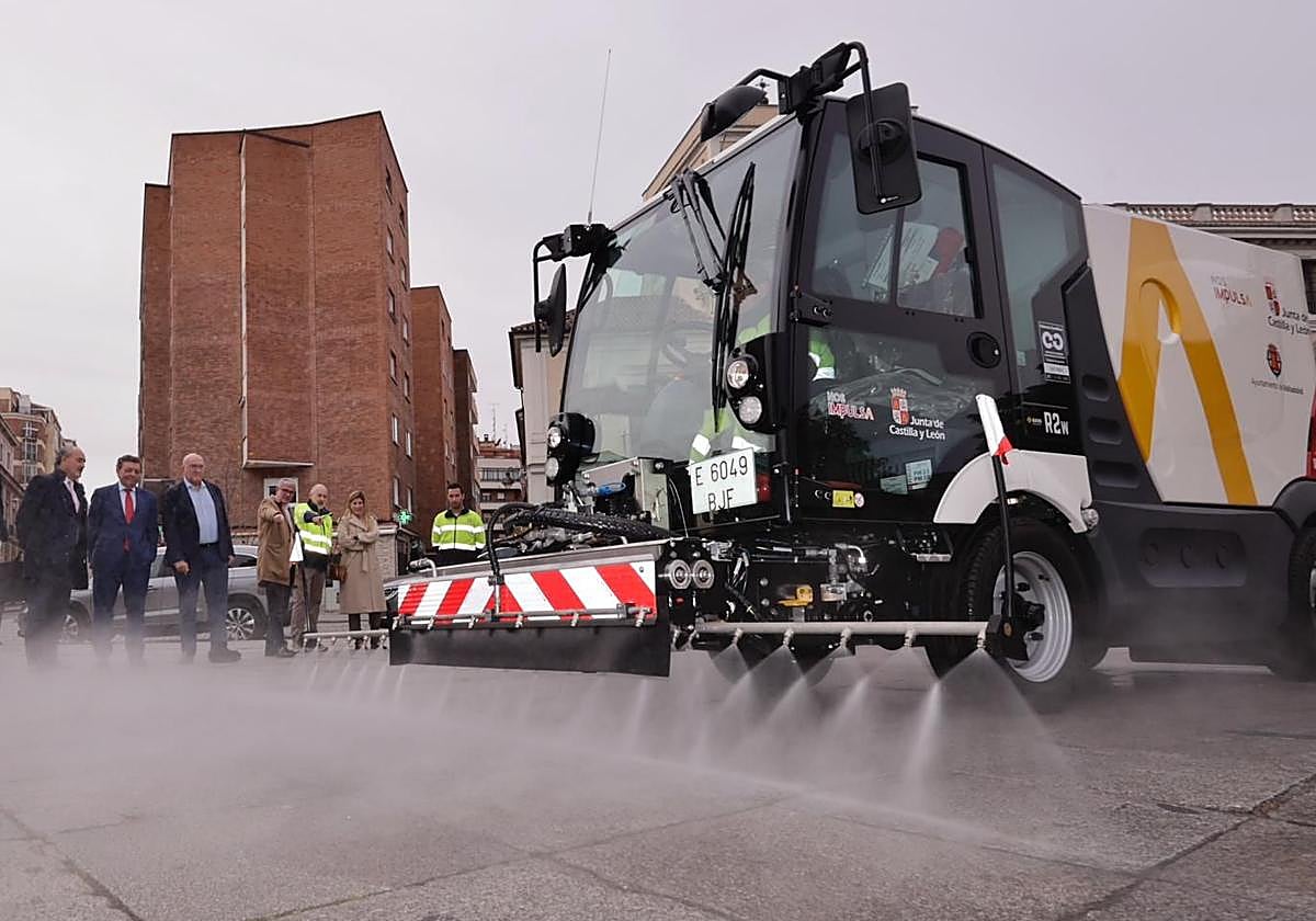El alcalde, el consejero y el concejal observan el funcionamiento de la nueva baldeadora.