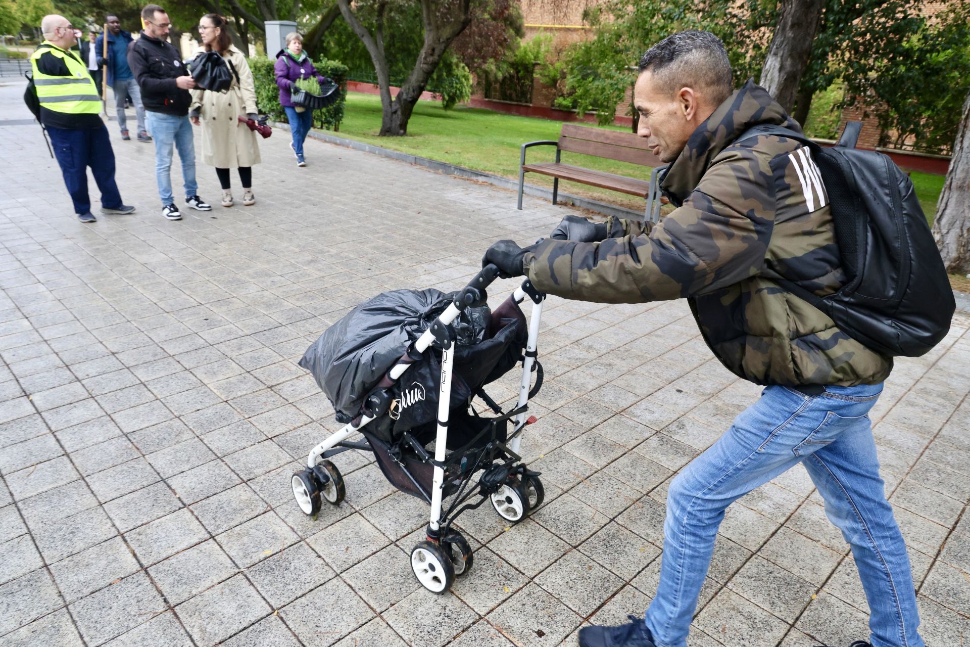 Las imágenes de la plantación solidaria con motivo del Día de las Personas sin Hogar
