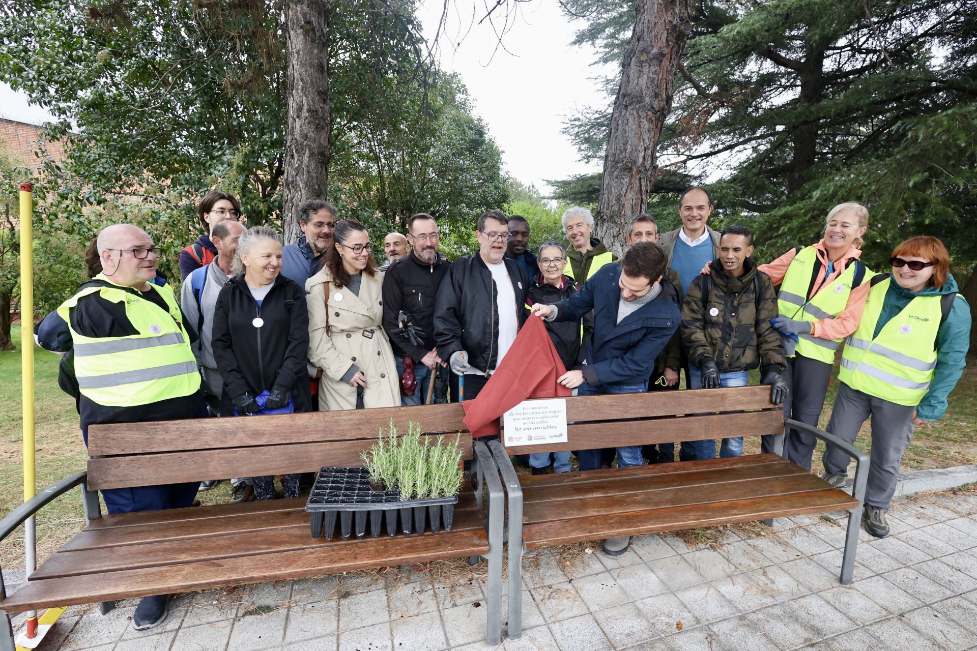 Las imágenes de la plantación solidaria con motivo del Día de las Personas sin Hogar