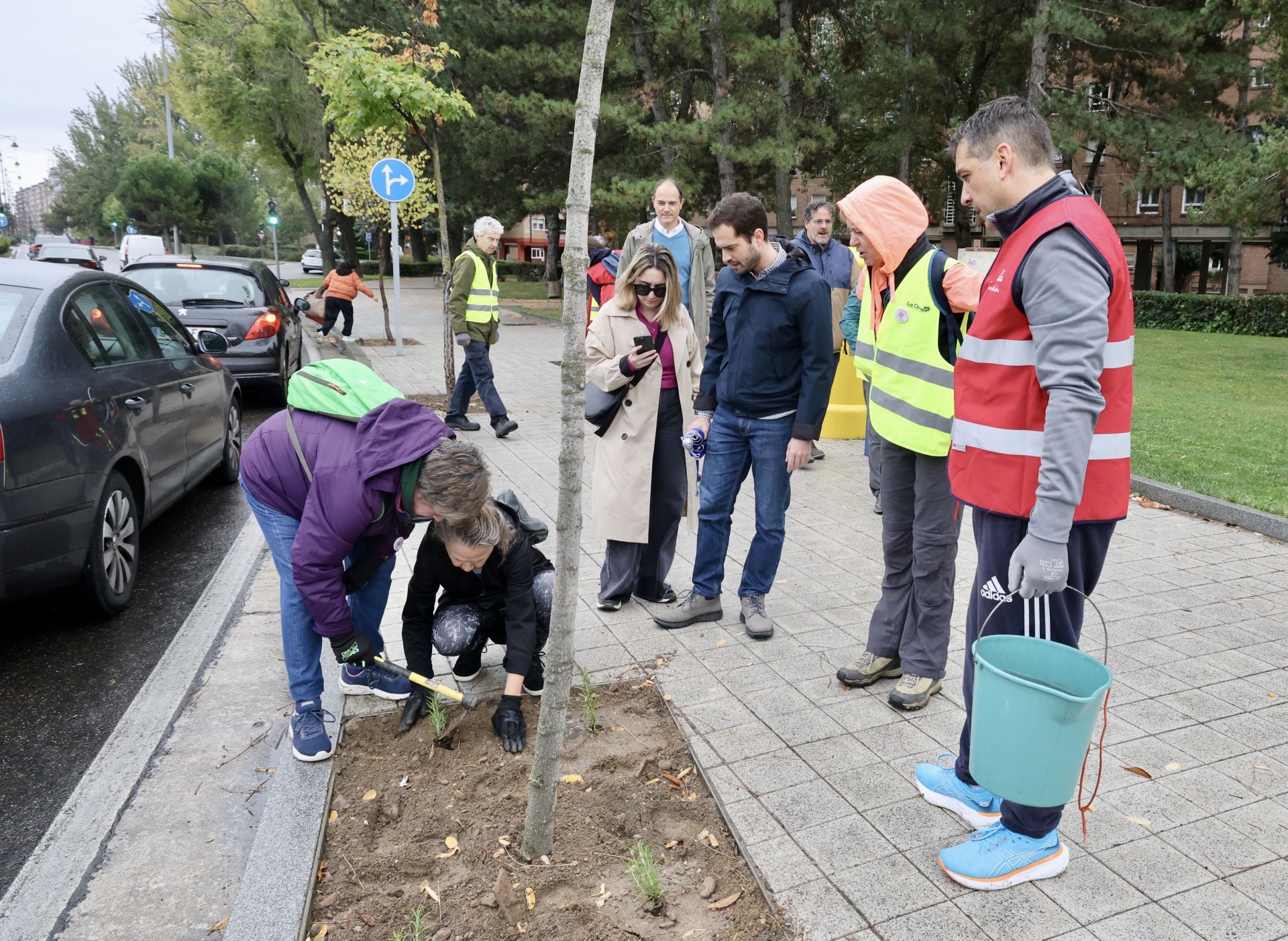 Las imágenes de la plantación solidaria con motivo del Día de las Personas sin Hogar