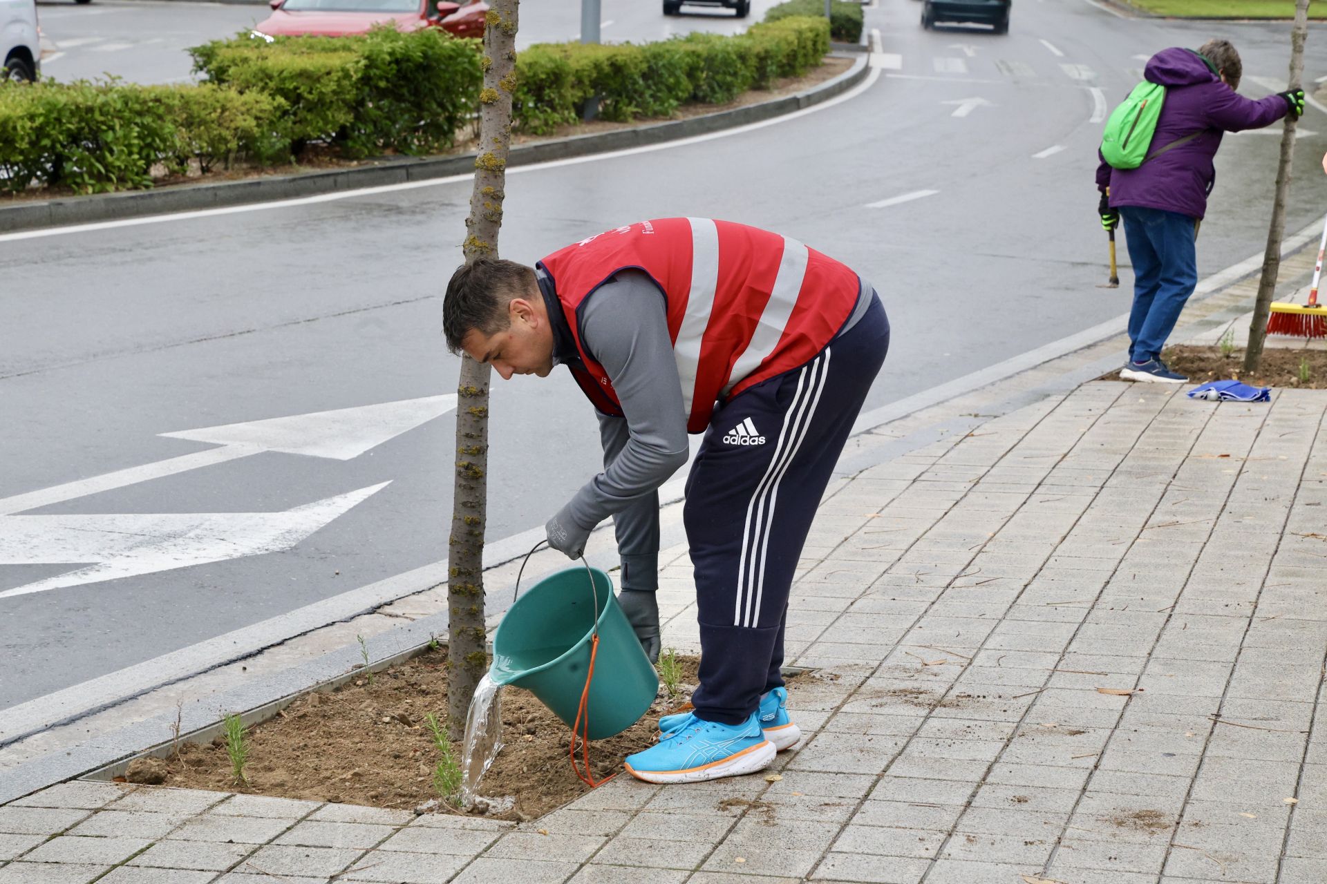 Las imágenes de la plantación solidaria con motivo del Día de las Personas sin Hogar