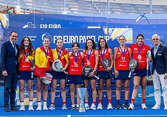 Alejandra, tercera por la izquierda, con sus compañeras de selección en el podio de campeonas.
