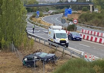 Tres heridos, entre ellos dos menores, tras volcar un turismo en la N-601 en Laguna