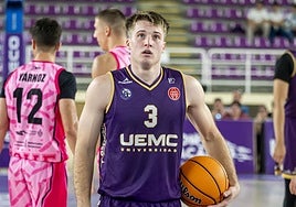 Haney, protagonista de la acción decisiva, se prepara para lanzar un tiro libre.